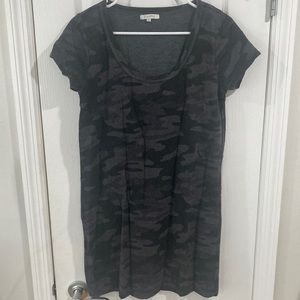 Z SUPPLY PAYTON CAMO TEE DRESS CAMO DARK CHARCOAL, WOMENS small
